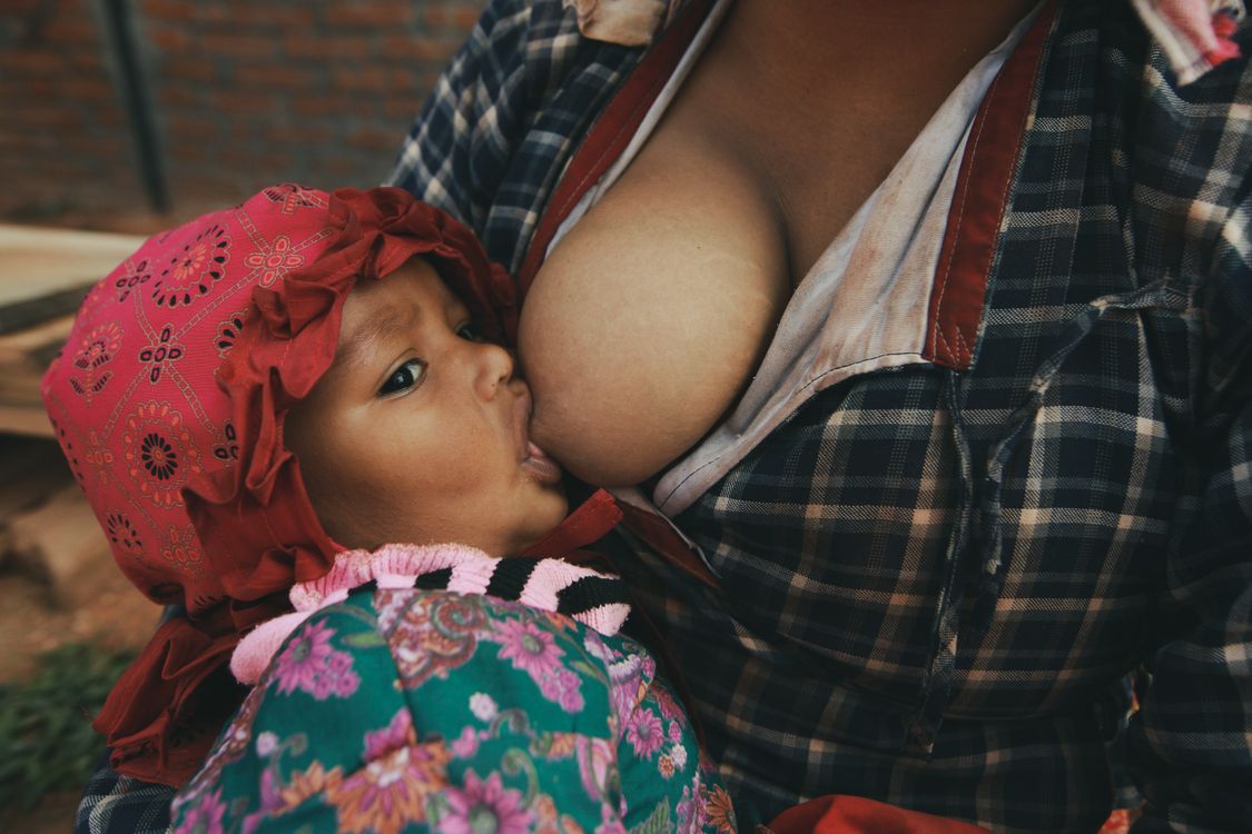 Bebê mamando em enquadramento próximo